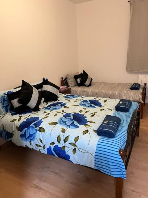 004- Brand New 1 Bedroom Apartment F1 일링 외부 사진