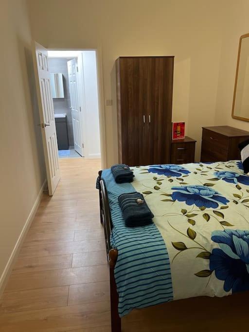 004- Brand New 1 Bedroom Apartment F1 일링 외부 사진