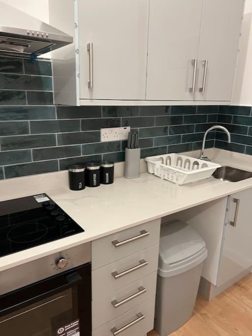 004- Brand New 1 Bedroom Apartment F1 일링 외부 사진