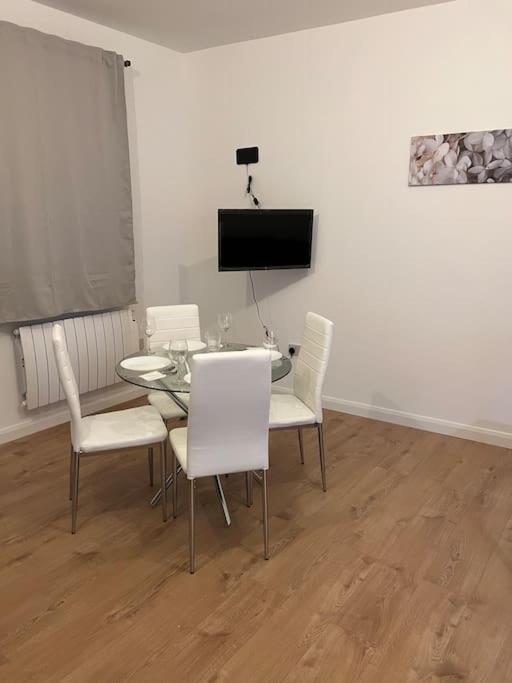 004- Brand New 1 Bedroom Apartment F1 일링 외부 사진