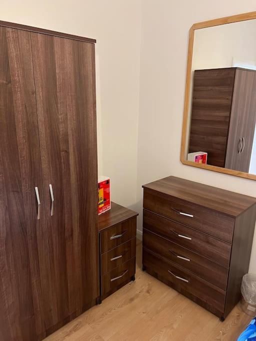 004- Brand New 1 Bedroom Apartment F1 일링 외부 사진