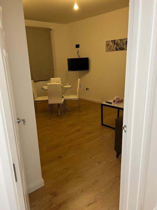 004- Brand New 1 Bedroom Apartment F1 일링 외부 사진