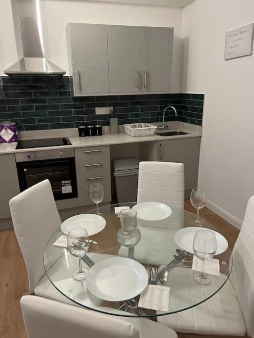 004- Brand New 1 Bedroom Apartment F1 일링 외부 사진